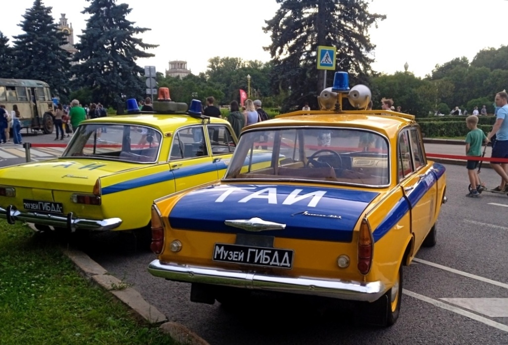 Москва, Москвич-408 № (77) Б/Н 0004; Техника на постаментах, памятники, музеи