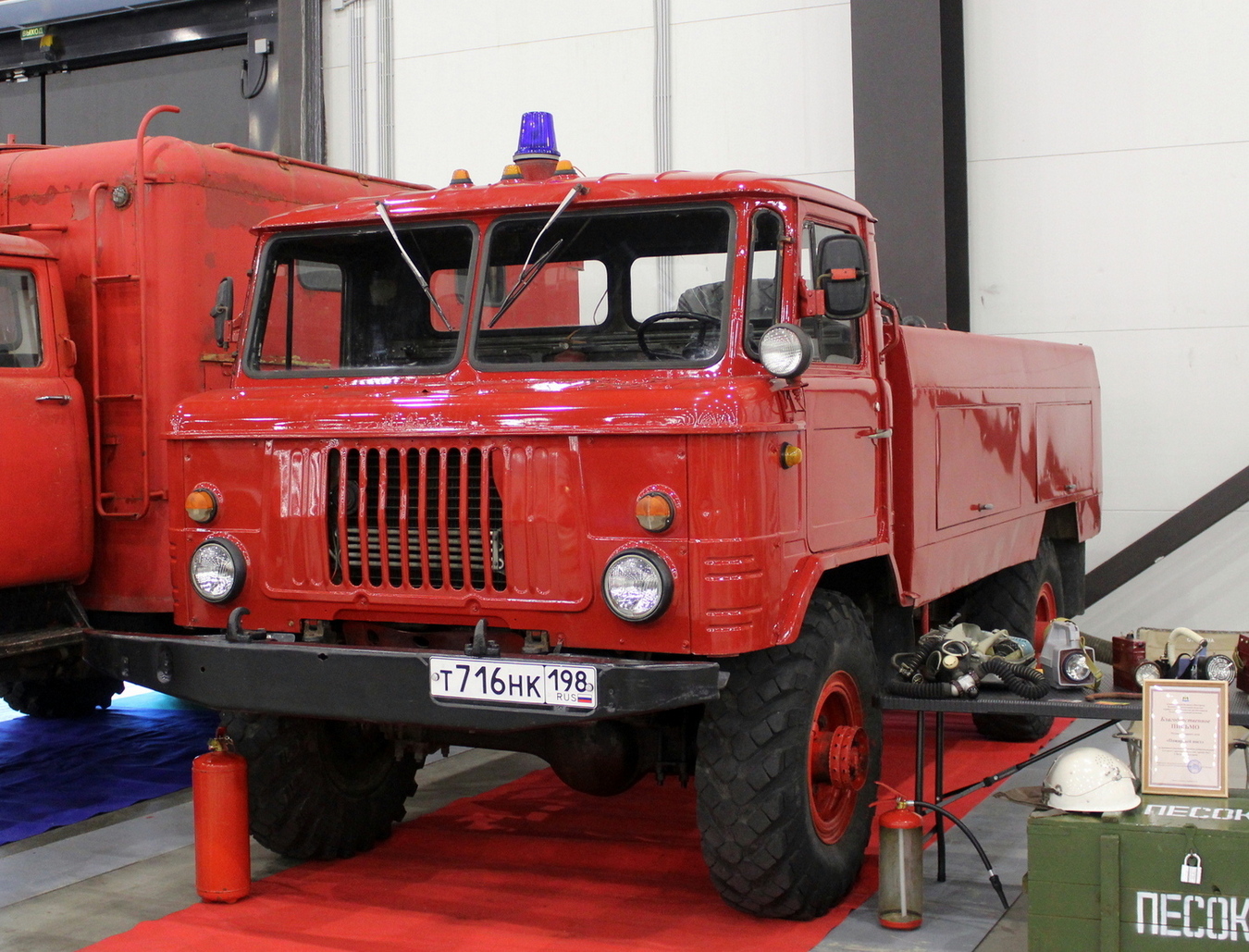 Санкт-Петербург, АЦ-30(66)-184 № Т 716 НК 198; Техника на постаментах, памятники, музеи